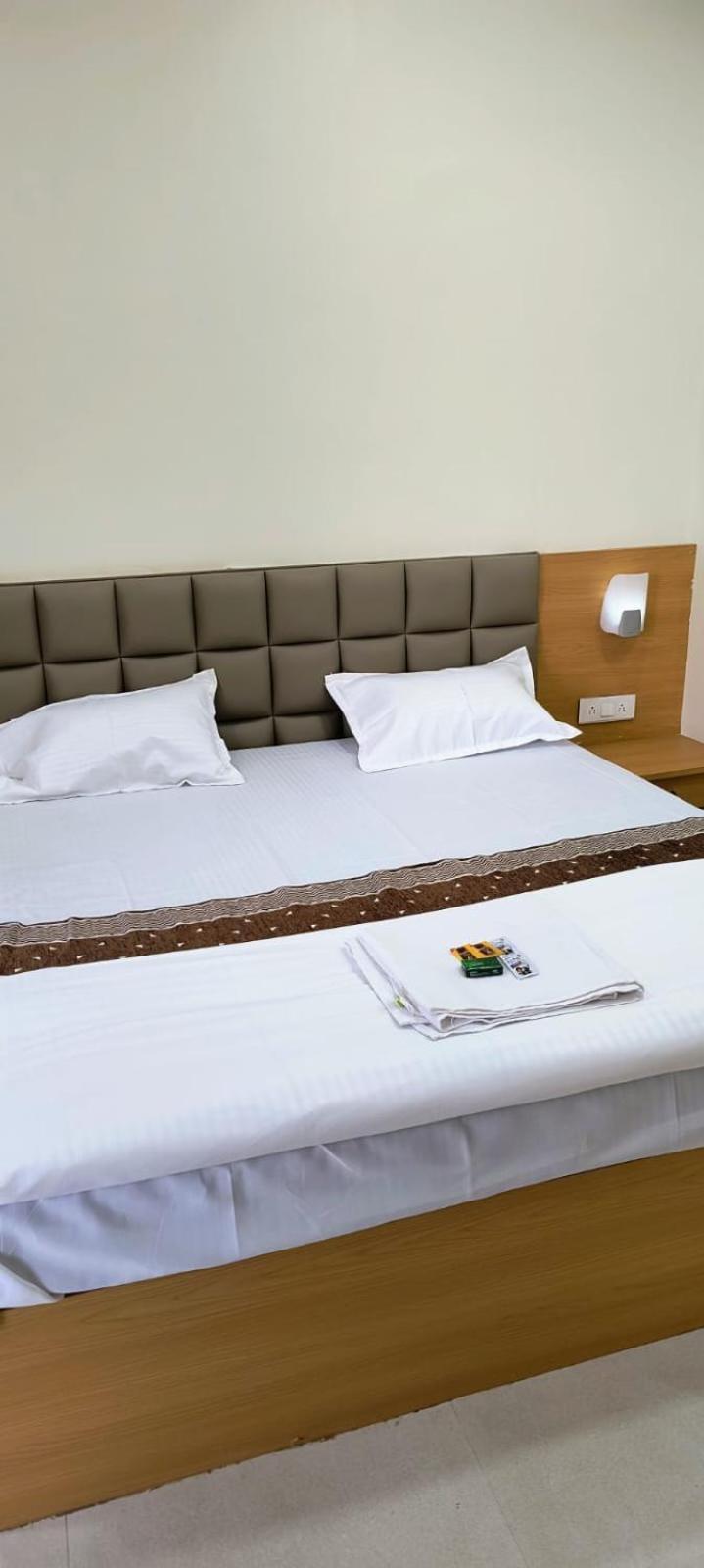 Hotel Satyam Shajapur Exteriér fotografie